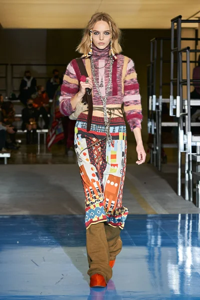 Look 32